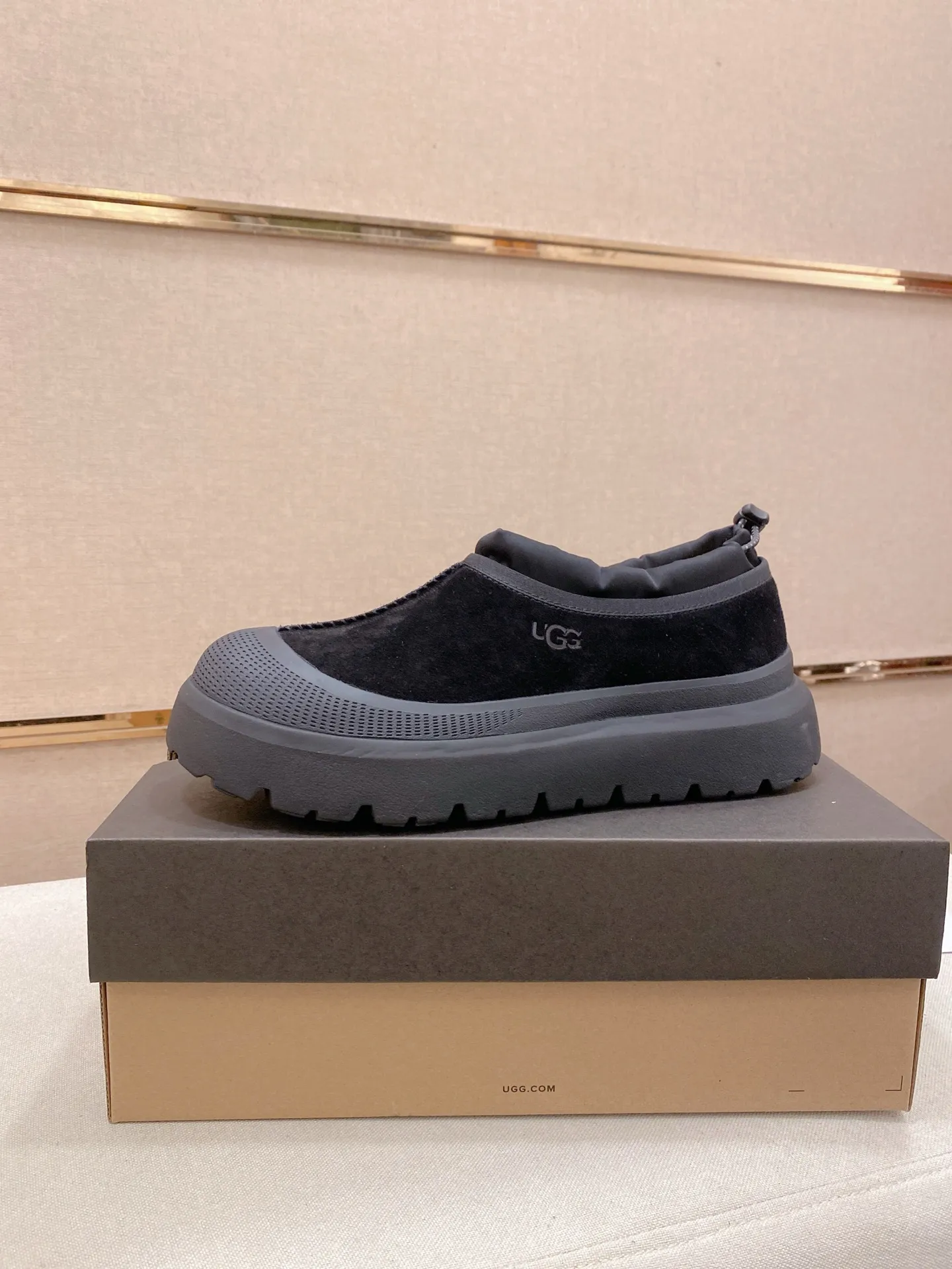Factory price: 480💰Couple model💏 Same style as Wang Yibo, North American men's shoes Ugg ☃️In the special sale of new high-quality men's shoes snow boots in autumn and winter, the nemesis of extreme cold weather! Made of cowhide leather, merino wool lining, and original outsole, whether driving, outdoor or daily wear, there is always one that suits you! Male and female size: 35-46.